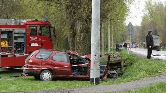 Trzy osoby zginęły w wypadku w Gałęzowie. Policja szuka świadków