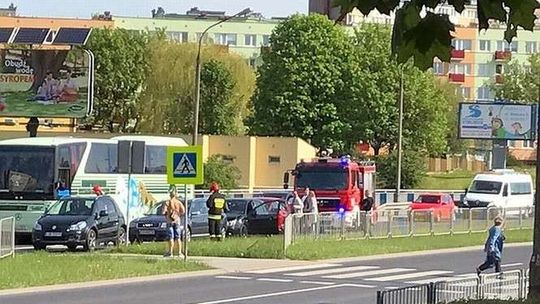Trzy samochody się zatrzymały, czwarty już nie. Wypadek na al. Smorawińskiego w Lublinie