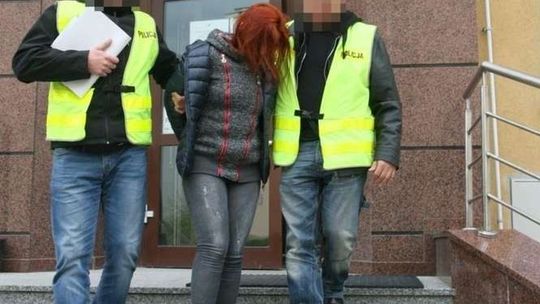 Trzymała swojego chłopaka za głowę, kochanek strzelał mu w skroń