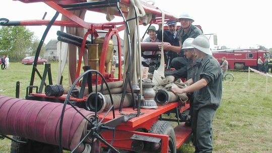 Trzynaście drużyn w akcji z sikawkami