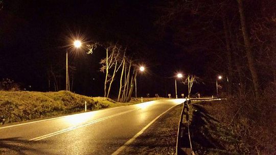 Tu często dochodzi do wypadków. Niebepieczny zakręt już oświetlony