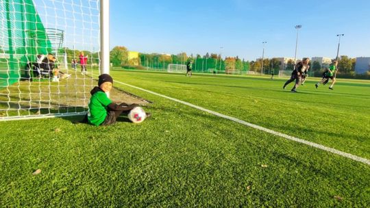 Tu jest jakby luksusowo. Młodzi piłkarze już grają na nowym boisku 