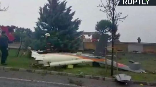 Turcja: Śmigłowiec zahaczył o wieżę telewizyjną i runął na autostradę (wideo)