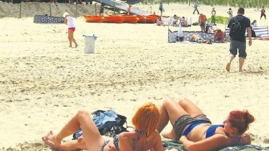 Turyści mają dość! Na nadmorskich plażach jak na jarmarku