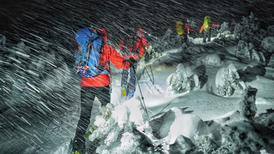Turyści musieli spędzić noc w Tatrach. Wykopali jamę w śniegu