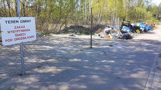 Turyści rozbijają namioty i parkują gdzie popadnie. Właściciele domków kontra wójt