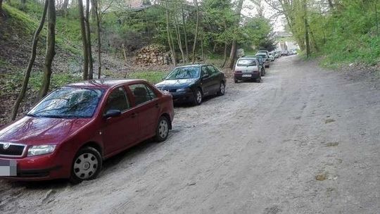 Turyści w Kazimierzu Dolnym parkują "na dziko". Ale zmieni się organizacja ruchu