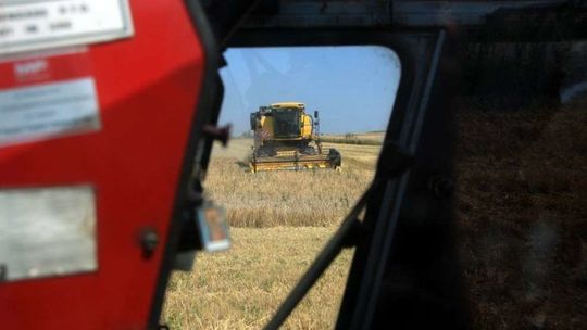 Turysto, nie zostawiaj auta gdzie popadnie. Samochody mogą utrudniać pracę rolnikom