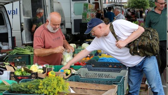 Tutaj inflacja nie straszy klientów? Ceny na targowisku
