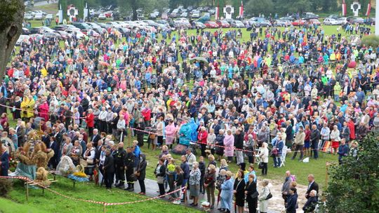 Tutaj została uzdrowiona pani Wanda i jej wnuczka. Tysiące pielgrzymów w Wąwolnicy