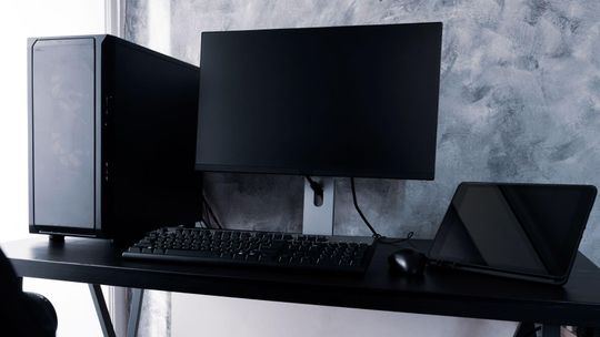 Twoje biurko jako dzieło sztuki - Minimalistyczny design i elegancja w świecie obudów komputerowych.