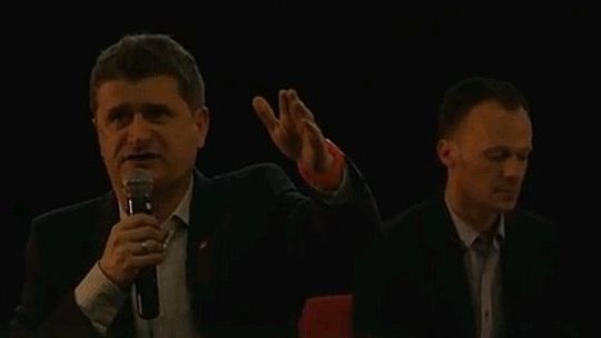 Tychy: Kibice i narodowcy zakłócili spotkanie z Palikotem. Ale później debatowali (wideo)