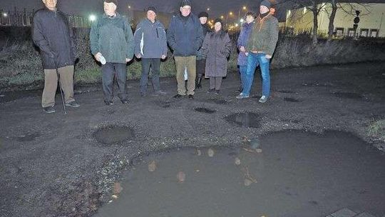 "Tyle dziur, że można sobie krzywdę zrobić!". Mieszkańcy proszą o remont ulicy od kilku lat