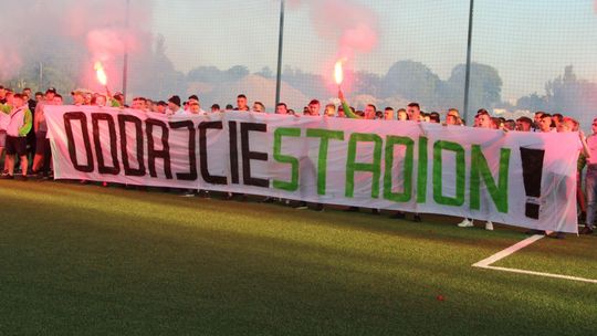 "Tyle gadałeś, stadionu nie zbudowałeś". Akcja kibiców w Białej Podlaskiej