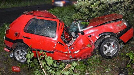 Tyle zostało z vokswagena golfa po dachowaniu. Kierowca ranny