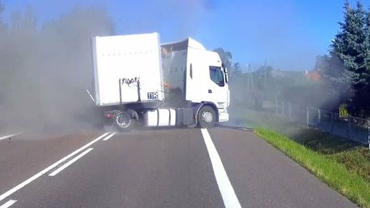 Tylko cudem nikt nie zginął. Osobówką prosto w tira. Nagranie