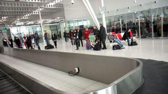 Tylko trzy czartery, a pasażerów mniej niż przed rokiem