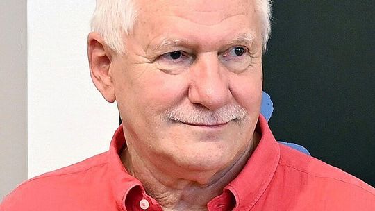 Tym razem tablica dla profesora. Wybitny grafik i plakacista w Alei Sław