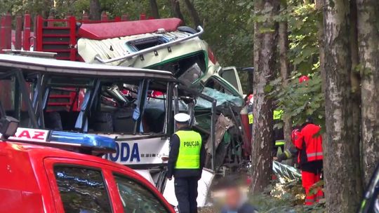 Tyrowo: Autobus szkolny zderzył się z ciężarówką. Dwie osoby nie żyją [wideo]