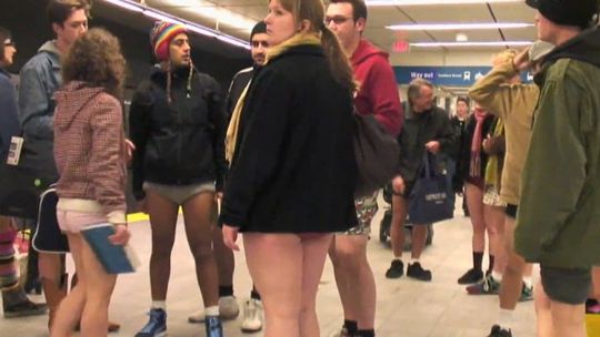 Tysiące osób na całym świecie bez spodni w metrze (wideo)