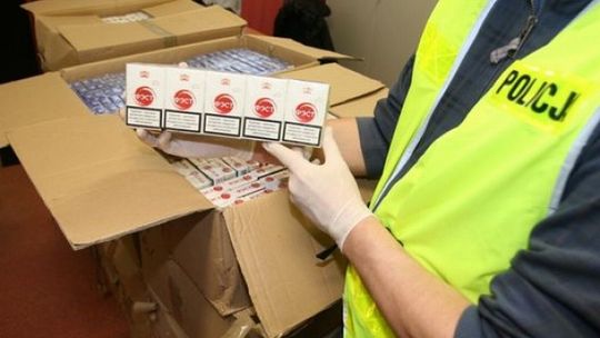 Tysiące paczek papierosów bez akcyzy na giełdzie w Elizówce (wideo)