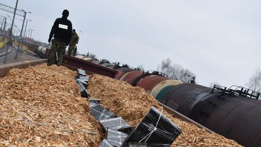 Tysiące paczek papierosów w Terespolu. Ukryte w zrębkach