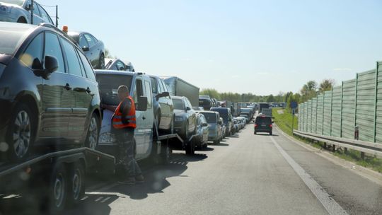 Tysiące samochodów wyjeżdżają z Polski do Ukrainy. Wykupują używane auta, bo chcą pracować i żyć