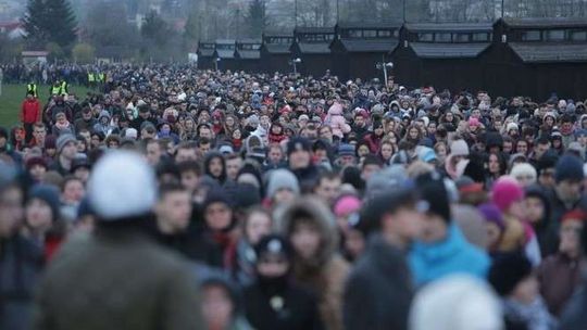 Tysiące wiernych na drodze krzyżowej na terenie byłego obozu na Majdanku