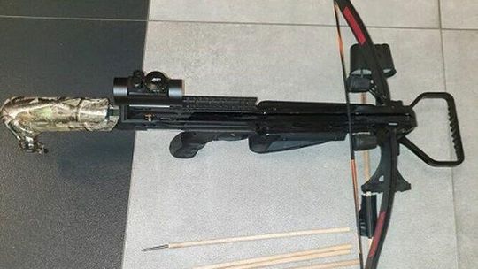 U nastolatka policja znalazła kuszę. Strzelał z niej do zwierząt