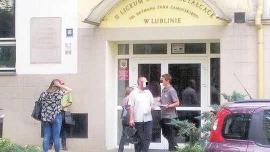 Ubezpieczyciele polują na rodziców przed szkołami. Ekspert: Nie lekceważmy ich ofert