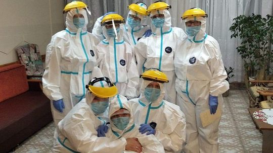 Ubrane w kombinezony ochronne śpiewają i tańczą. Skąd ta radość w DPS w Tyszowcach?