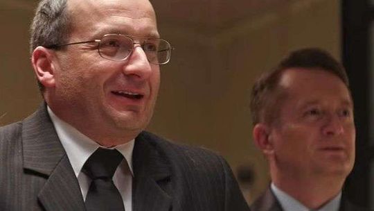 Ucho Prezesa: Wszystkie odcinki za darmo (1-12). Oglądaj wideo youtube