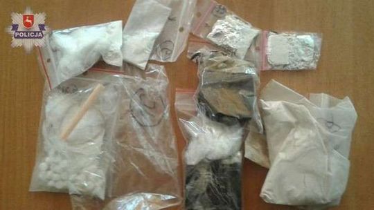 Ucieczka dilera. Biegł w samych majtkach i wyrzucał narkotyki