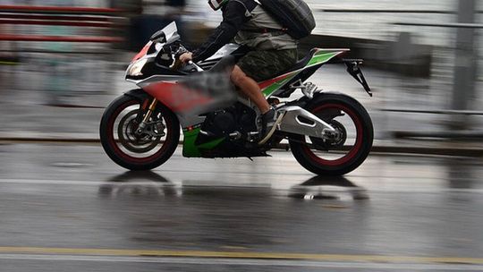 Ucieczka przed policjantami zakończona upadkiem. Na motocyklu 15-latek