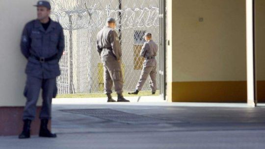 Ucieczka z więzienia niczym z Vabank. Uciekiniera podwiózł strażnik