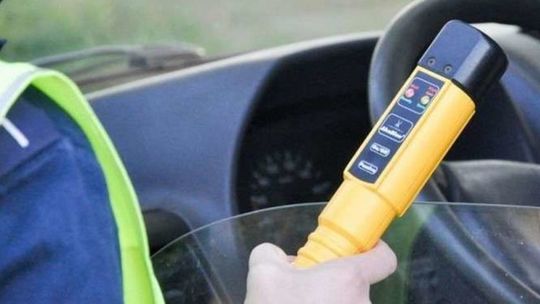 Uciekał, bo był pijany. Dziwnie zachowującego się kierowcę zauważył policjant