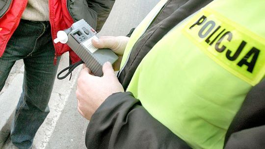 Uciekał przed policją, bo był pijany, nie miał ubezpieczenia auta, ani prawa jazdy