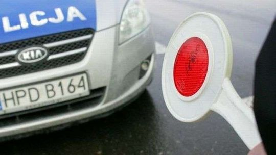 Uciekał przed policją i porzucił auto. Chwilę później zgłosił jego kradzież