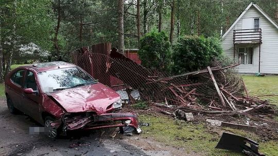 Uciekał przed policją i staranował ogrodzenie domku letniskowego