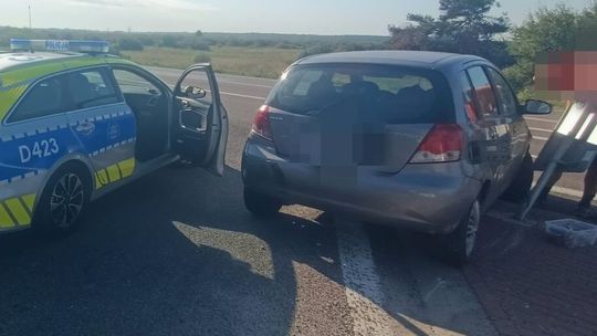 Uciekał przed policją. Zakończył jazdę na znaku drogowym