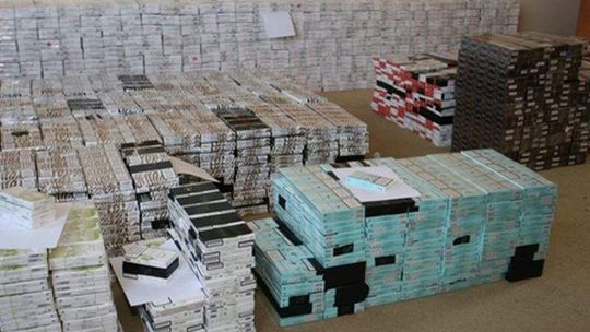 Uciekał z kontrabandą. 16 tys. paczek papierosów w aucie (wideo)
