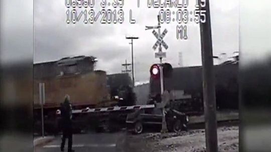 Uciekała przed policją. W jej auto uderzyły dwa pociągi (wideo)