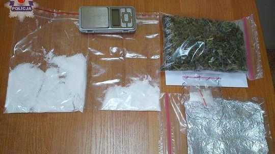 Uciekała przed policjantami i uszkodziła radiowóz. Miała narkotyki