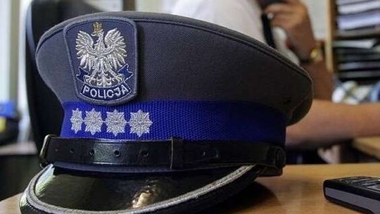 Uciekali przed policją i porzucili samochód. Potem zgłosili kradzież auta na komendzie
