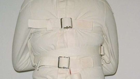 Uciekinier w kaftanie bezpieczeństwa. Przechodzień pomógł policjantom