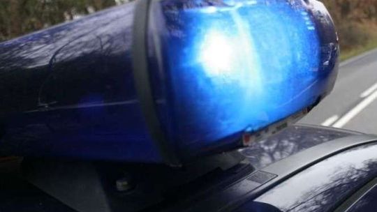 Uciekł przed "policją", bo nie chciał mandatu. Wyciągnęli go z zadymionego strychu