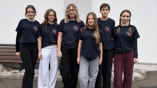 Uczniowie prywatnego Liceum im. Królowej Jadwigi na tle szkoły