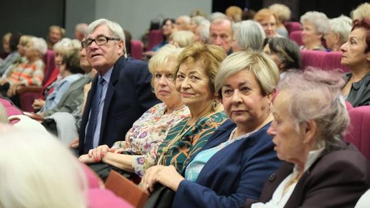 Uczą się, rozwijają pasje i przełamują stereotypy. 750 seniorów rozpoczęło rok akademicki