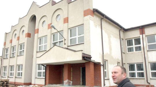 Uczą się w dawnej stajni: Po 16 latach będą mieli szkołę