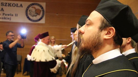 Uczelnia zajmuje czołowe miejsca w kraju w rankingach. Na pierwszy rok przyjęła blisko tysiąc studentów